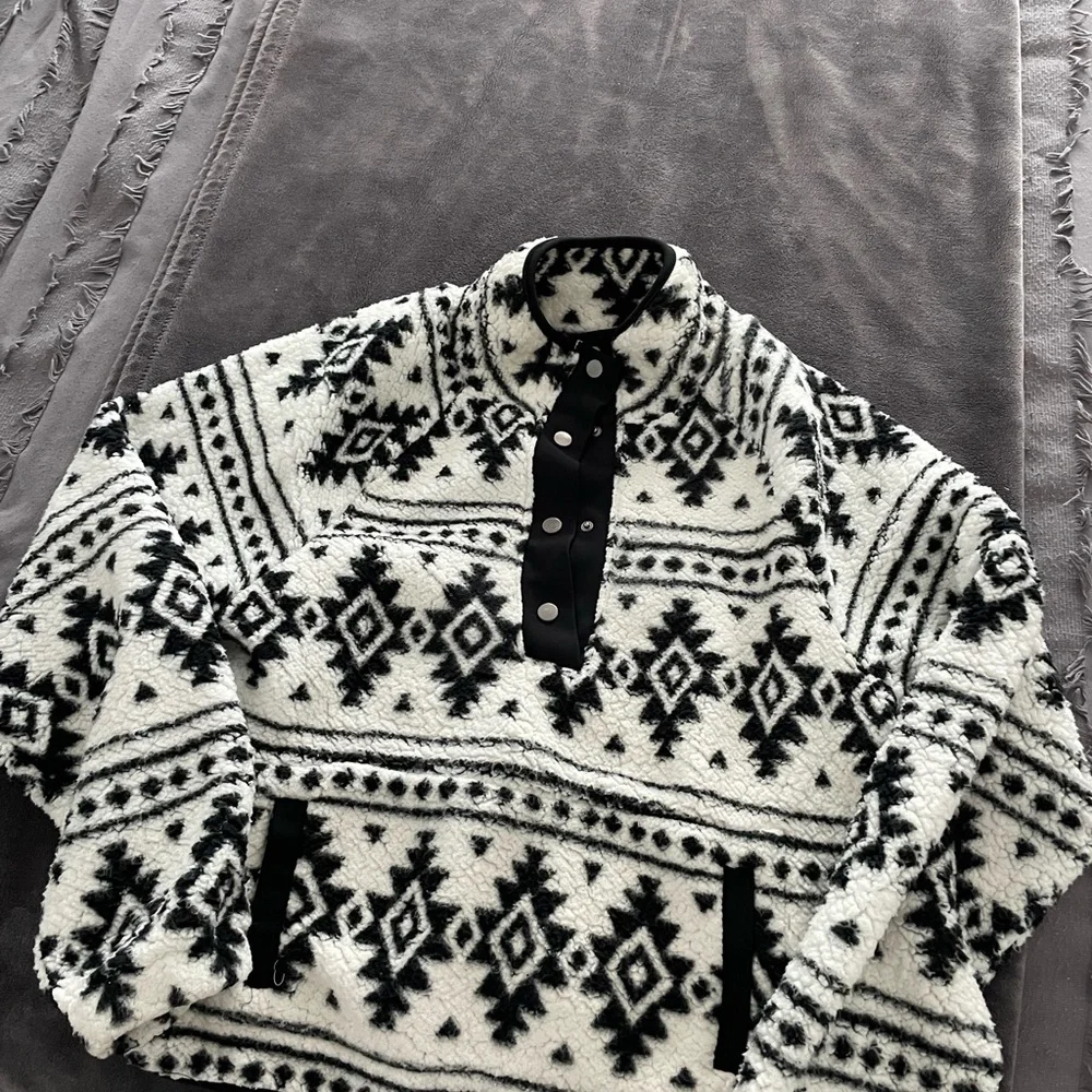 Aztec Fleece - Picture 2 of 3